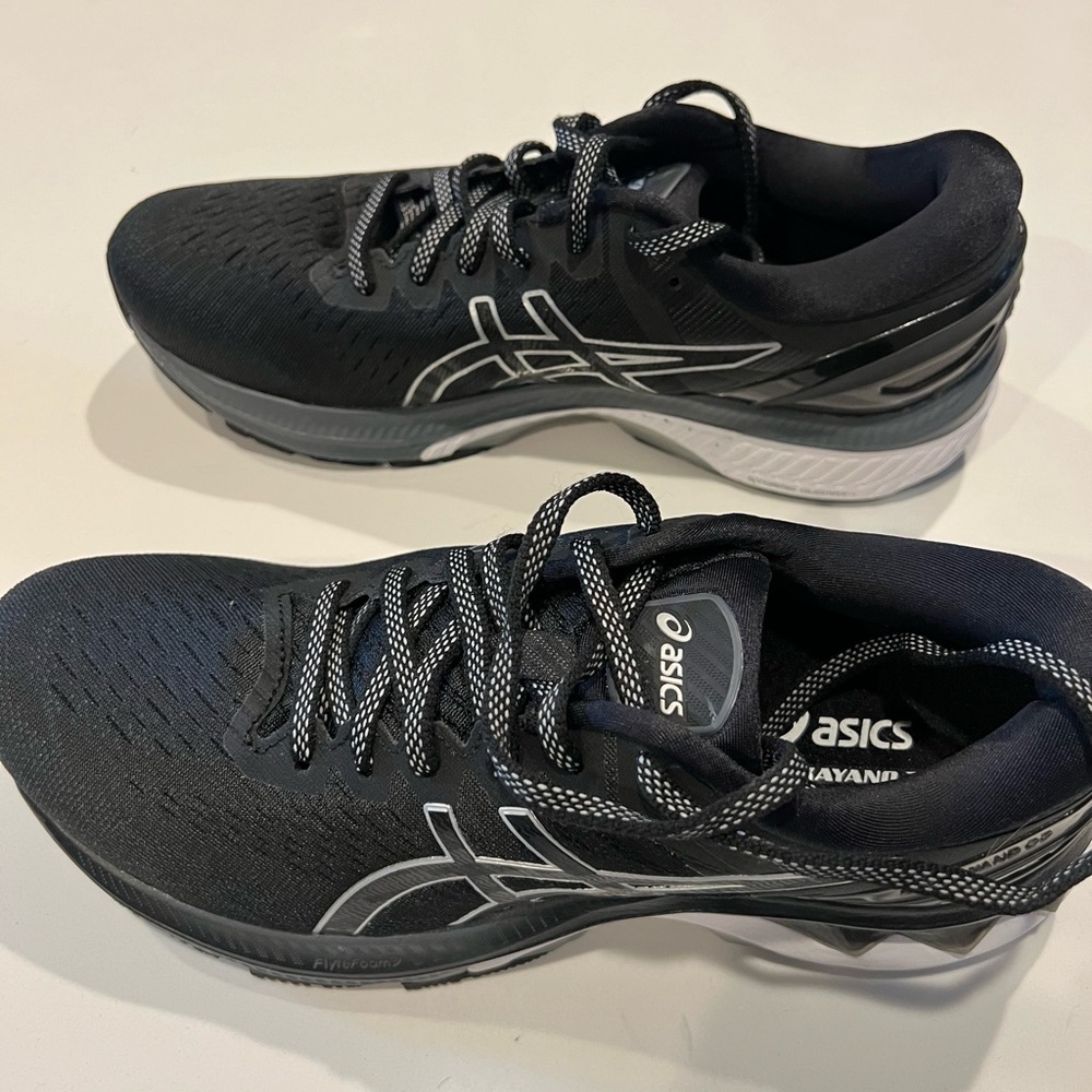 Never worn ASICS Gel-Kayano 27 9 1/2 wide